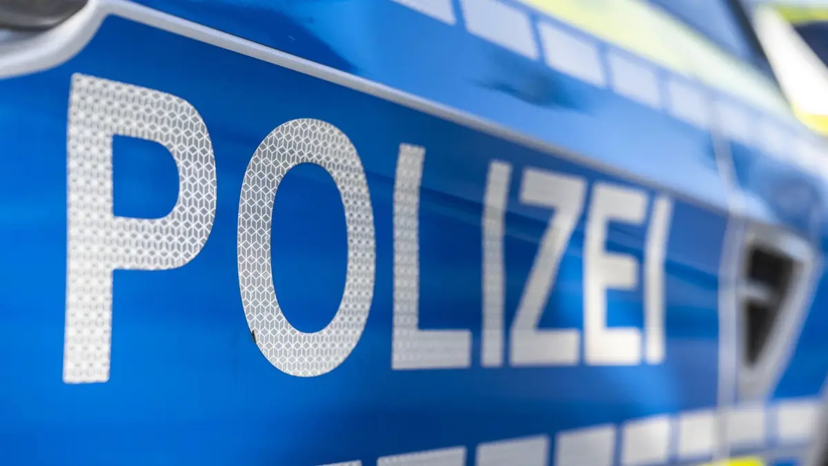 ILLUSTRATION - 28.09.2021, Nordrhein-Westfalen, Gütersloh: An der Tür von einem Streifenwagen steht der Schriftzug «Polizei». Ein Jahr nach dem Tod eines 46-Jährigen in Bochum halten Ermittler eine vorausgegangene Schlägerei mit mehreren Jugendlichen Wochen zuvor für die mögliche Todesursache. Nachdem die Polizei zunächst von einem Unfall ausgegangen waren, werde mittlerweile gegen zwei 17-Jährige sowie mögliche weitere noch unbekannte Beteiligte ermittelt (zu dpa: «Kind sperrt Eltern ein - Polizei kommt zur Befreiung») Foto: David Inderlied/dpa +++ dpa-Bildfunk +++