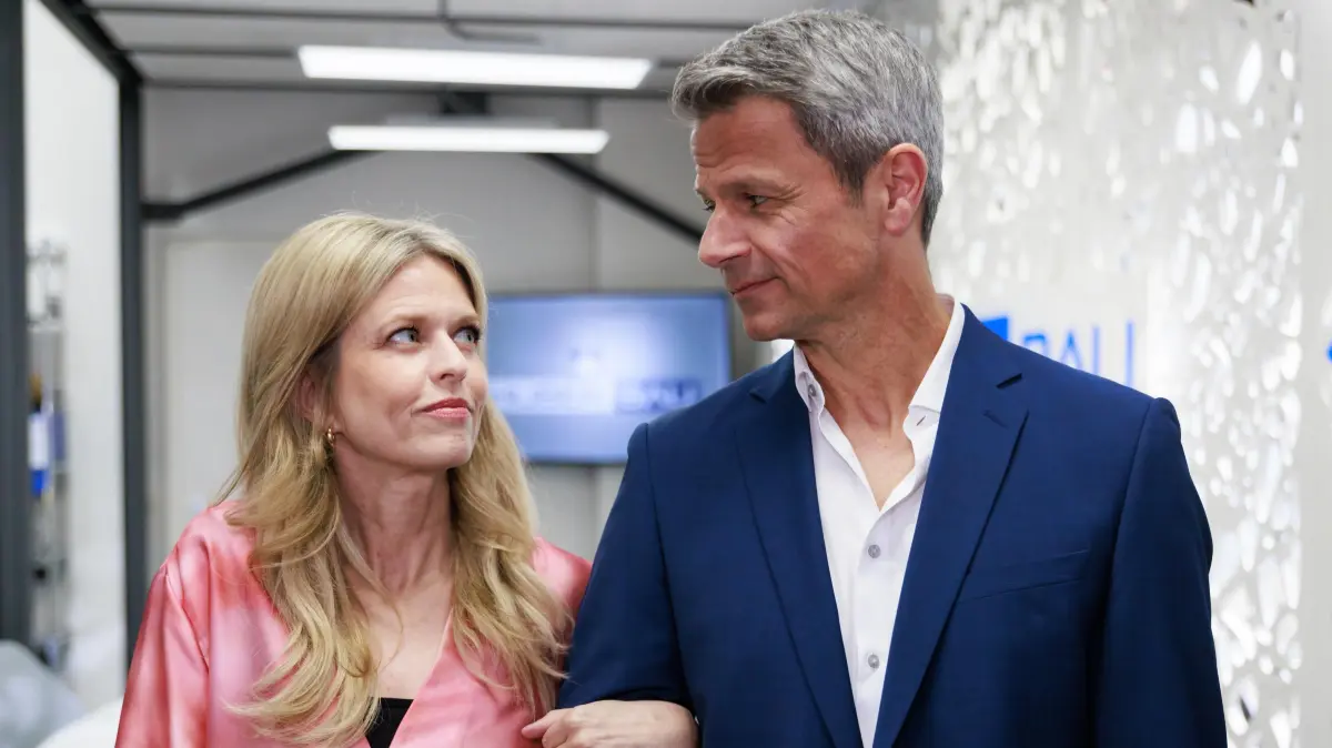 Benedikt (Jens Hajek) rührt Patrizia (Miriam Lahnstein) unwillkürlich mit seiner Fürsorge.