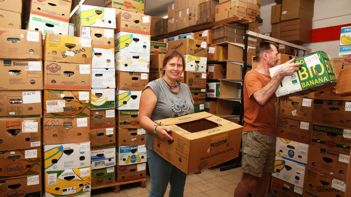 Viele Bananenkisten stehen in der Papiersammelstelle am Standort im Zillerstall. Alexandra Radöhl und ihr Bekannter Ulrich Kölner stapeln die Kisten.