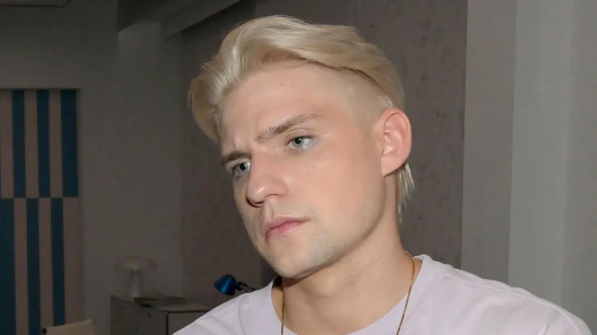 Moritz (Lennart Borchert) hat Liebeskummer wegen Luis.
