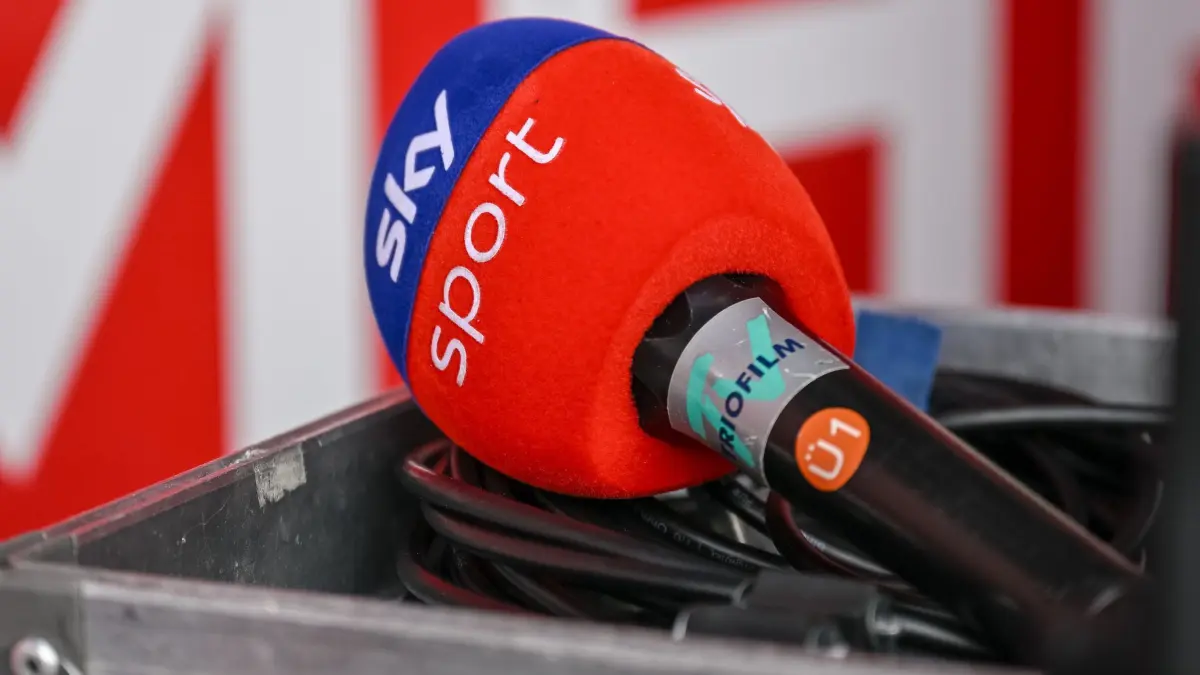Sky: ARCHIV - 20.04.2024, Baden-Württemberg, Heidenheim: Fußball: Bundesliga, 1. FC Heidenheim - RB Leipzig, 30. Spieltag, Voith-Arena. Ein Sky Mikrofon liegt bereit. Der Sender hat neues Personal. (zu dpa: «Sky erweitert Fußball-Team um Kommentatorin») Foto: Harry Langer/dpa +++ dpa-Bildfunk +++