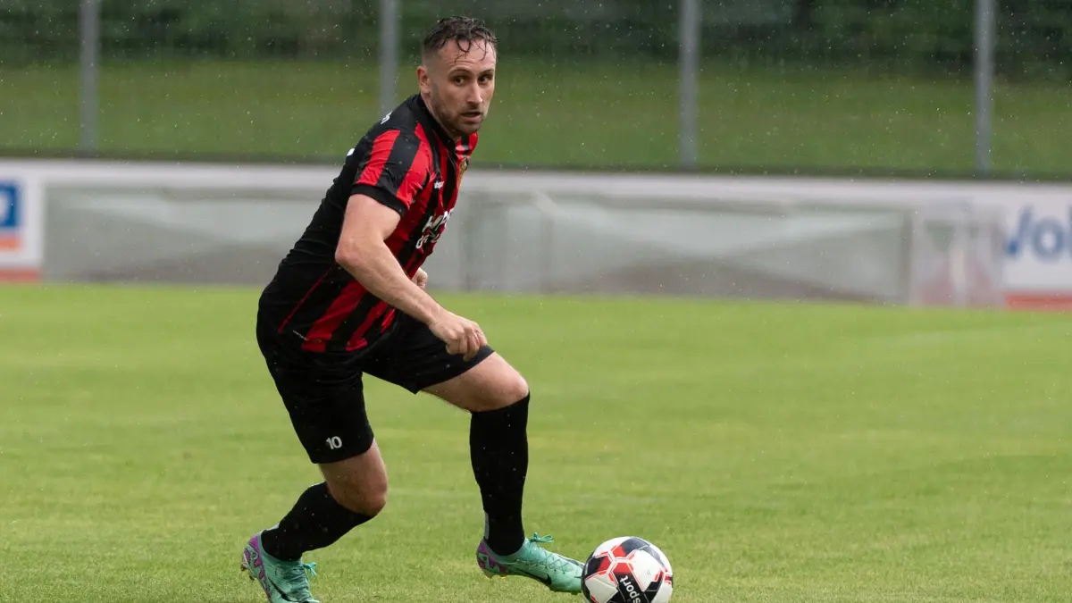 Stürmer Janik Michel begibt sich in der Saison 2024/25 mit dem FC Holzhausen in der Verbandsliga auf Torejagd.