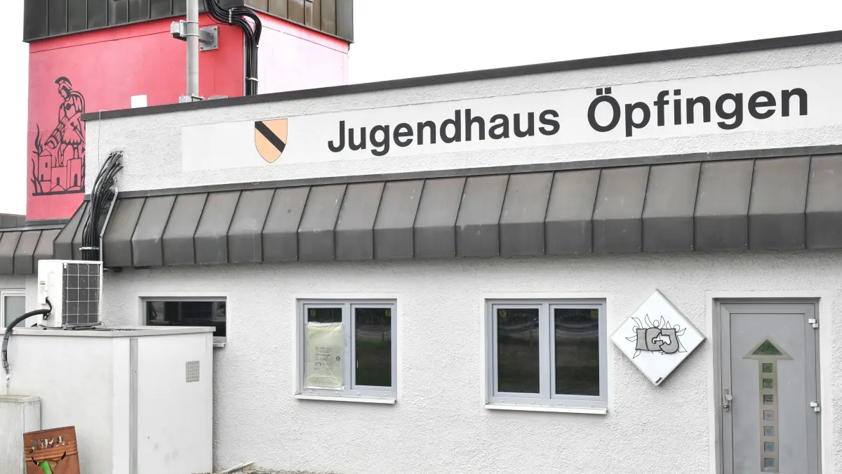 Ein abgeklebtes Fenster zeugt vom Einbruch ins Öpfinger Jugendhaus. Der Sachschaden liegt laut Polizei bei rund 1000 Euro.