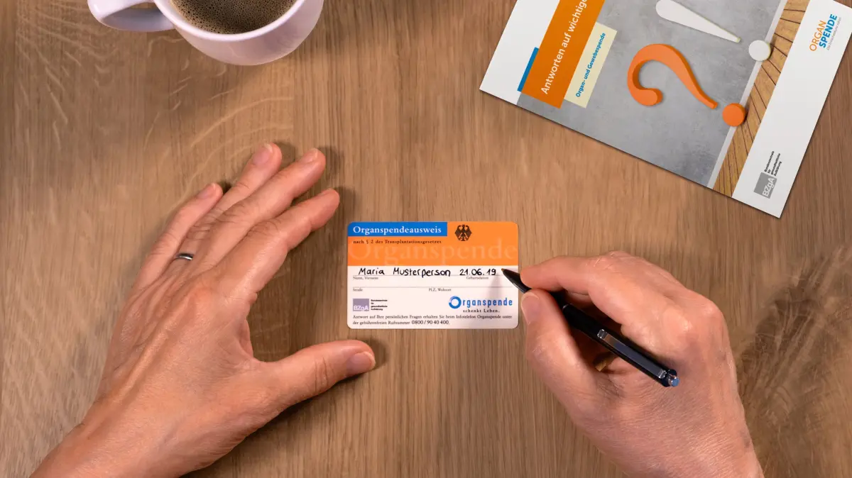 Auf dem Organspendeausweis kann man einer Organ- und Gewebespende zustimmen, sie ablehnen oder nur bestimmte Organe und Gewebe für eine Spende freigeben.