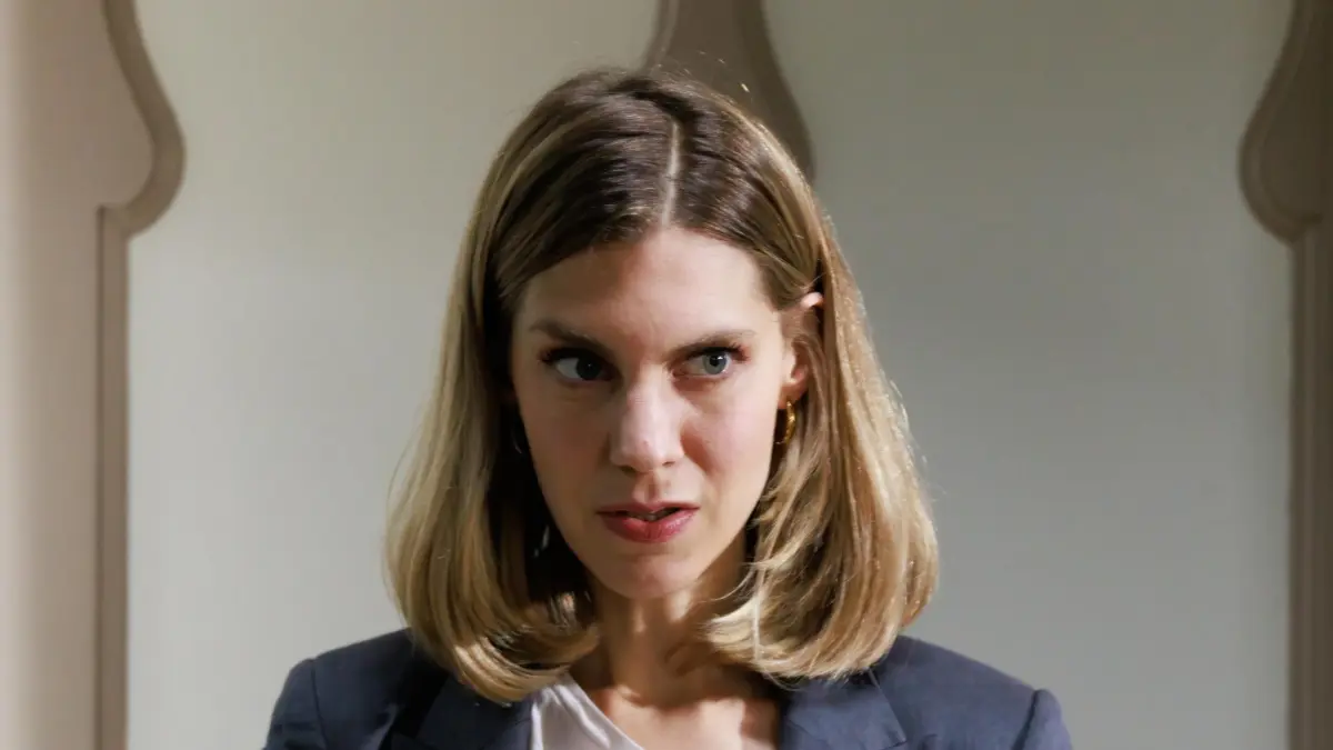 Stella (Bettine Langehein) stellt frustriert fest, dass ihre heimliche Aktion umsonst war.
