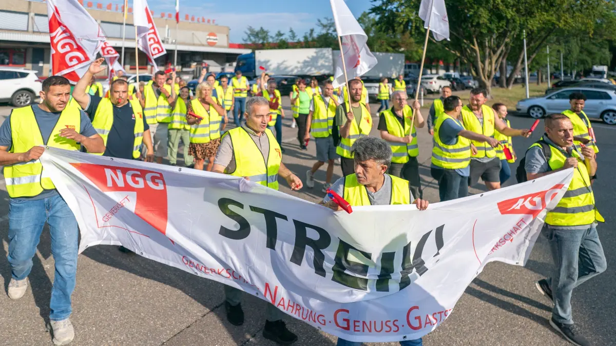 Neu-Ulm: Warnstreik bei Lebkuchenfabrik Max Weiss in Neu-Ulm / Start des Demozugs am Werkstor