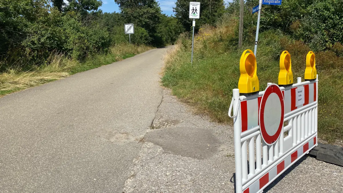 Das Verkehrsaufkommen hält sich am Mittwoch zur Mittagszeit in Grenzen, doch das Sträßchen zwischen Beuren (hier das Ortsende) und Belsen ist wieder befahrbar.