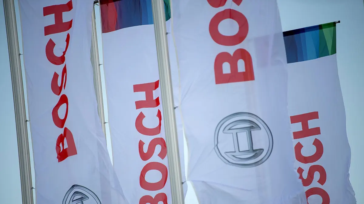 ARCHIV - 25.04.2018, Baden-Württemberg, Renningen: Fahnen mit dem Bosch-Logo wehen. (zu dpa: «Bosch-Mitarbeiter erhalten im Schnitt 2800 Euro Erfolgsprämie») Foto: Sebastian Gollnow/dpa +++ dpa-Bildfunk +++