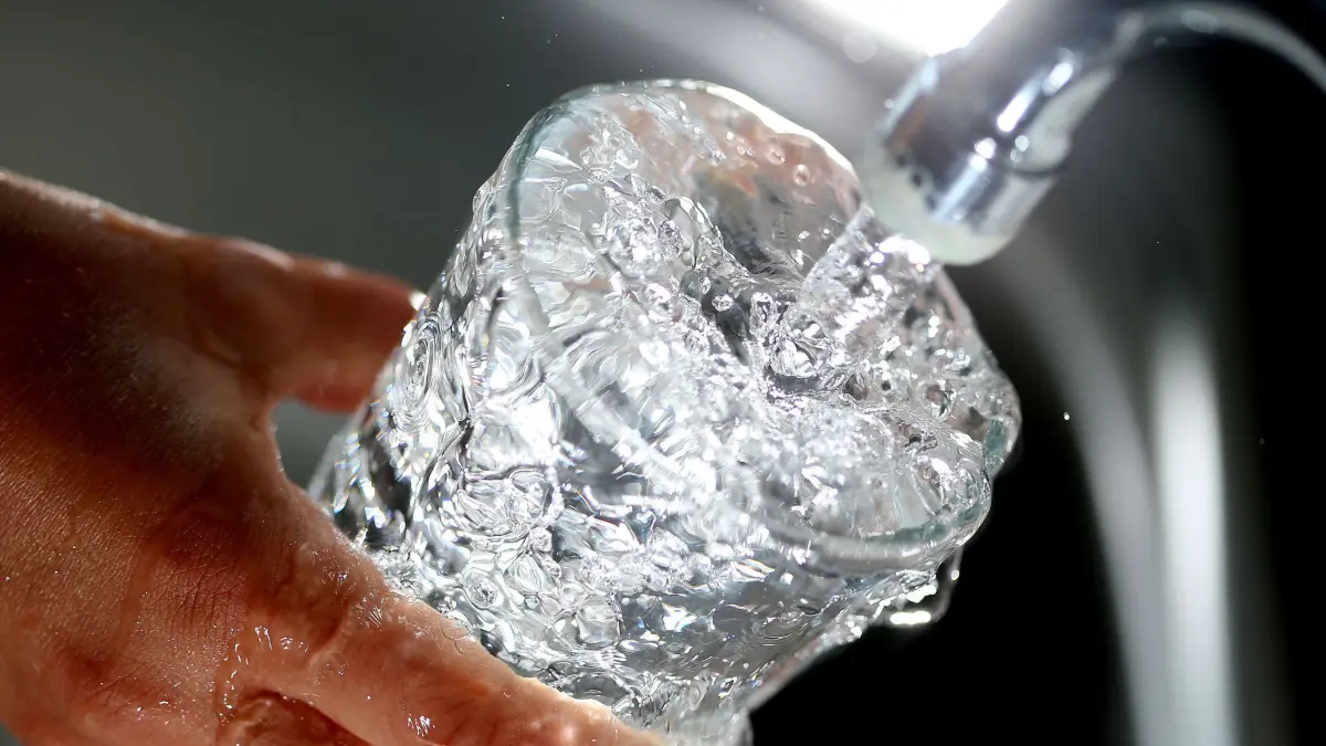 ARCHIV - 25.07.2013, Nordrhein-Westfalen, Köln: ILLUSTRATION - Ein Glas wird mit Wasser gefüllt. Trotz des deutlich zu trockenen Frühjahrs und der vielfach ausgetrockneten Böden ist die Trinkwasserversorgung in Nordrhein-Westfalen gesichert.(zu dpa "Trinkwasserversorgung in NRW sicher - Bauern brauchen Regen") Foto: picture alliance / dpa +++ dpa-Bildfunk +++