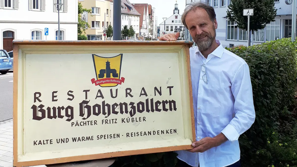 Der Antiquar Thomas Leon Heck aus Dußlingen ist überzeugt, mit diesem Werbeschild einen ganz besonderen Schatz erworben zu haben.