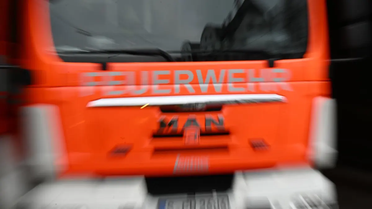 ARCHIV - 07.03.2024, Baden-Württemberg, Stuttgart: Der Schriftzug Feuerwehr ist auf einem Einsatzfahrzeug der Feuerwehr angebarcht (Wischeffekt durch Langzeitbelichtung). (zu dpa: «Fahrzeugbrand auf A8 - Kind soll Feuerwerk im Auto gezündet haben») Foto: Bernd Weißbrod/dpa +++ dpa-Bildfunk +++