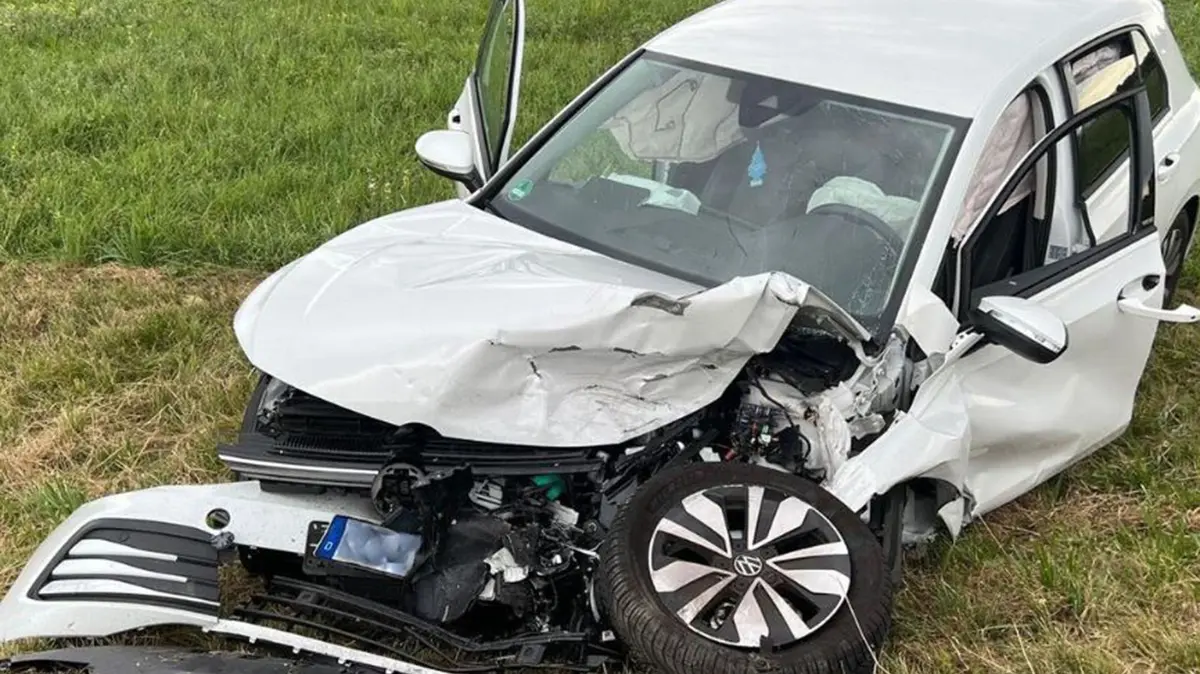 Der Golf der Unfallverursacherin wurde durch den starken Aufprall von der Straße geschleudert.