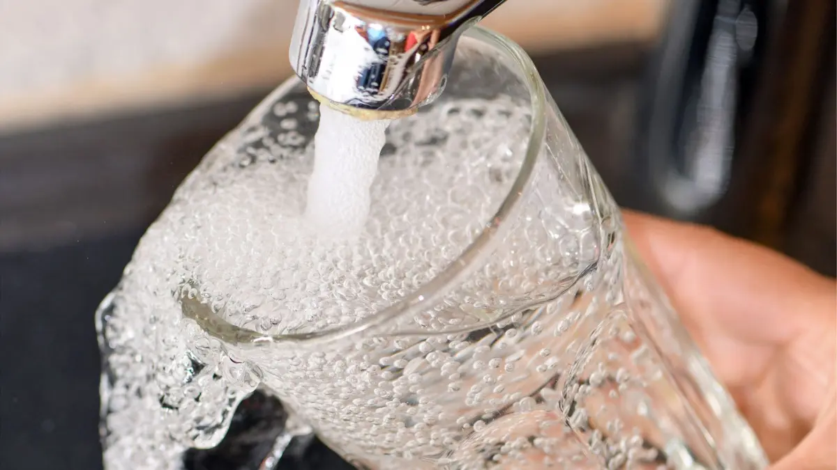 ARCHIV - 08.08.2019, Brandenburg, Sieversdorf: Am Wasserhahn in einer Küche wird ein Trinkglas mit Leitungswasser befüllt. Die Wasserversorgung gehört zur Daseinsvorsorge. (zu dpa: «CDU für mehr öffentlich-private Kooperationen in Kommunen») Foto: Patrick Pleul/dpa-Zentralbild/dpa +++ dpa-Bildfunk +++