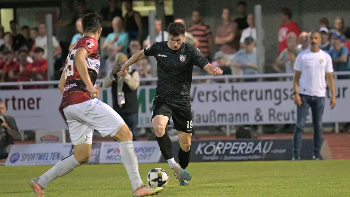 Fussball | TSG Balingen vs. SSV Reutlingen: Fussball OL | TSG Balingen (rot) vs. SSV Reutlingen (schwarz) // 2024-08-16 // Foto: Joachim Baur // #19 Tobias Dierberger (SSV Reutlingen) / #25 Matthias Schmitz (TSG Balingen)