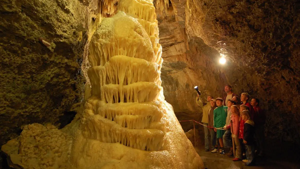 Wie hier in der Eberstadter Tropfsteinhöhle gibt es überall in Baden-Württemberg unter der Erde Sehenswürdigkeiten - mal menschengemacht, mal durch die Natur geschaffen.