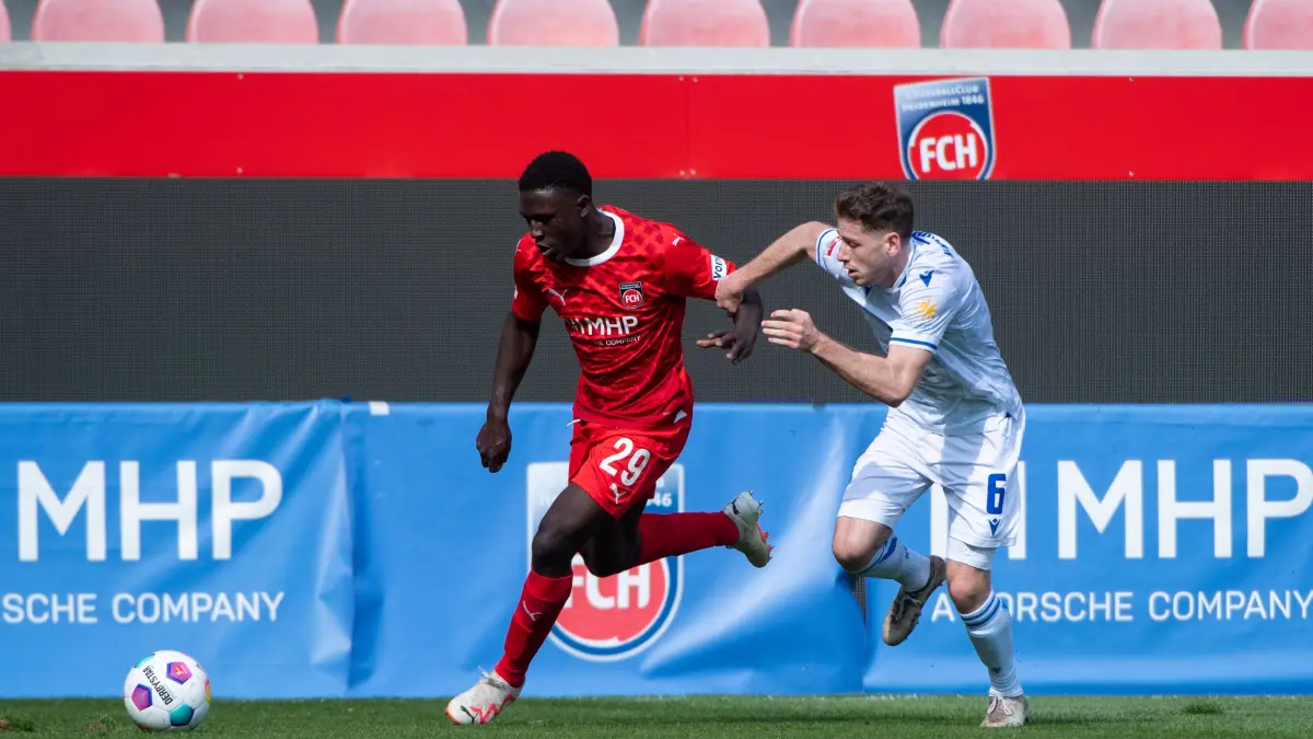 Seedy Jarju (FC Heidenheim, #29) im Zweikampf mit Leon Jensen (Karlsruher SC, #06), GER, FC Heidenheim (FCH) vs Karlsruher SC (KSC) Fussball Bundesliga, Testspiel, Saison 2023/2024, 21.03.2024
Foto: Eibner-Pressefoto/Michael Memmler