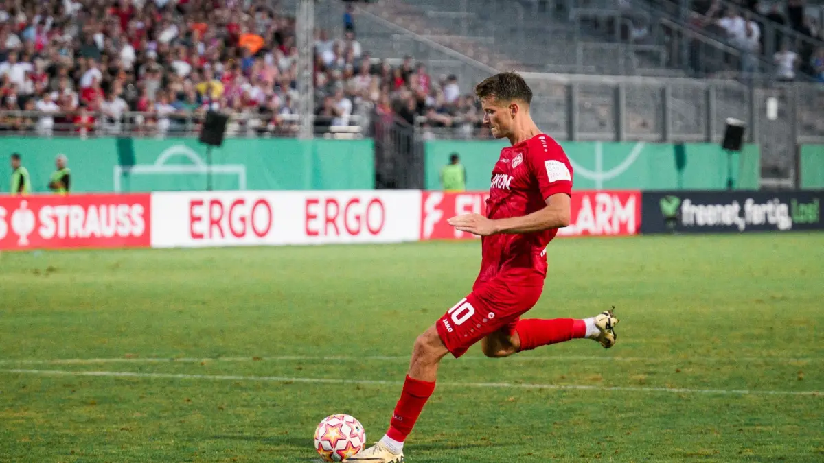 Würzburger Kickers - TSG 1899 Hoffenheim: 15.08.2024, Bayern, Würzburg: Fußball: DFB-Pokal, Würzburger Kickers - TSG 1899 Hoffenheim, 1. Runde: Würzburger Kickers Moritz Hannemann beim Elfmeterschießen. Foto: Daniel Vogl/dpa - WICHTIGER HINWEIS: Gemäß den Vorgaben der DFL Deutsche Fußball Liga bzw. des DFB Deutscher Fußball-Bund ist es untersagt, in dem Stadion und/oder vom Spiel angefertigte Fotoaufnahmen in Form von Sequenzbildern und/oder videoähnlichen Fotostrecken zu verwerten bzw. verwerten zu lassen. +++ dpa-Bildfunk +++