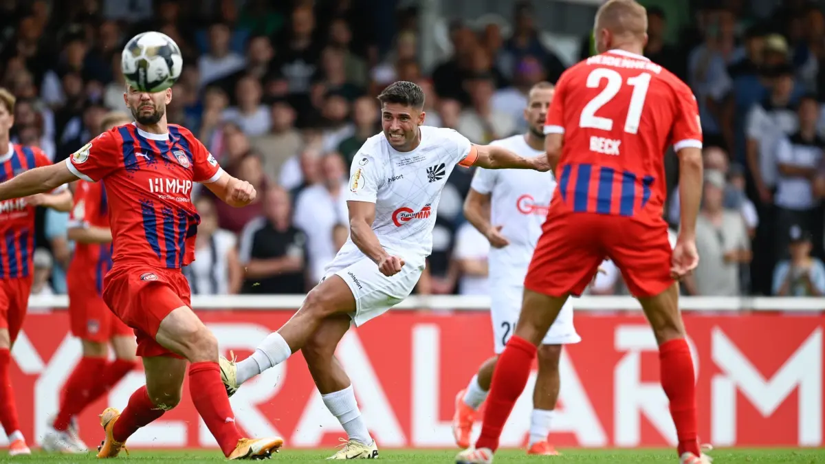FC Villingen - 1. FC Heidenheim: 17.08.2024, Baden-Württemberg, Villingen-Schwenningen: Fußball: DFB-Pokal, FC Villingen - 1. FC Heidenheim, 1. Runde in der MS Technologie Arena. Villingens Nico Tadic (M) schießt aufs Tor. Foto: Silas Stein/dpa - WICHTIGER HINWEIS: Gemäß den Vorgaben der DFL Deutsche Fußball Liga bzw. des DFB Deutscher Fußball-Bund ist es untersagt, in dem Stadion und/oder vom Spiel angefertigte Fotoaufnahmen in Form von Sequenzbildern und/oder videoähnlichen Fotostrecken zu verwerten bzw. verwerten zu lassen. +++ dpa-Bildfunk +++