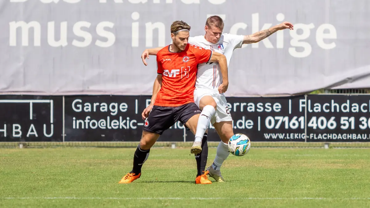 1. Goeppinger Sportverein vs. SG Barockstadt Fulda-Lehnerz, Fußball, Regionalliga Suedwest, 04. Spieltag, 2024 / 2025, 17.08.2024: Maximilian Ziesche (1. Goeppinger Sportverein, #22) und Sebastian Schmitt (SG Barockstadt Fulda-Lehnerz, #22),
1. Goeppinger Sportverein vs. SG Barockstadt Fulda-Lehnerz, Fußball, Regionalliga Suedwest, 04. Spieltag, 2024 / 2025, 17.08.2024,
Foto: Eibner-Pressefoto/Max Vogel