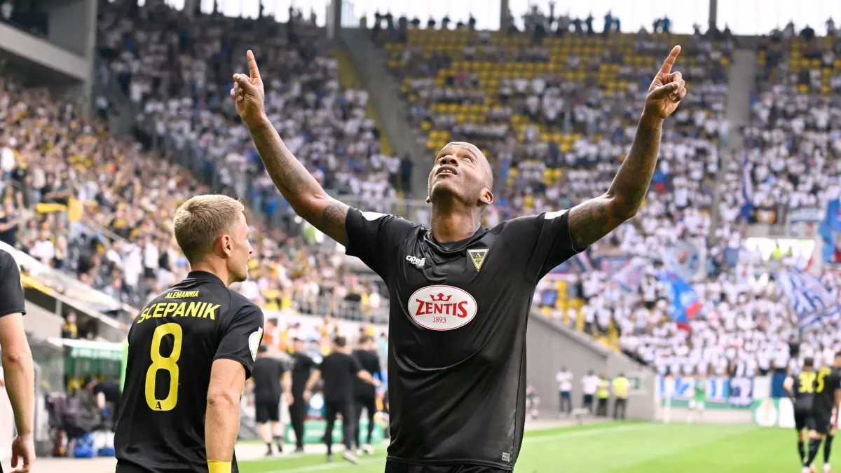 Alemannia Aachen - Holstein Kiel: 17.08.2024, Nordrhein-Westfalen, Aachen: Fußball: DFB-Pokal; Alemannia Aachen - Holstein Kiel; 1. Runde, Tivoli-Stadion: Charlison Benschop (M) und Lukas Scepanik von Alemannia Aachen jubeln nachdem Benschop das Tor zum 2-1 erzielt hat. Foto: Roberto Pfeil/dpa +++ dpa-Bildfunk +++