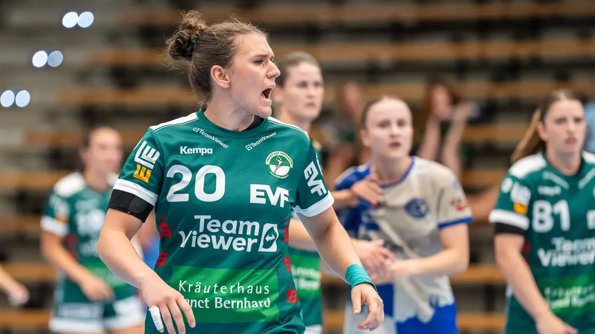 Frisch Auf Goeppingen vs. GC Amicitia Zuerich, Handball, Frauen, Players' Night, 17.08.2024: Die neue Kapitaenin Louisa de Bellis (Frisch Auf Frauen, #20) dirigiert die Abwehr lautstark, Frisch Auf Goeppingen vs. GC Amicitia Zuerich, Handball, Frauen, Players' Night, 17.08.2024
EIBNER/Michael Schmidt
