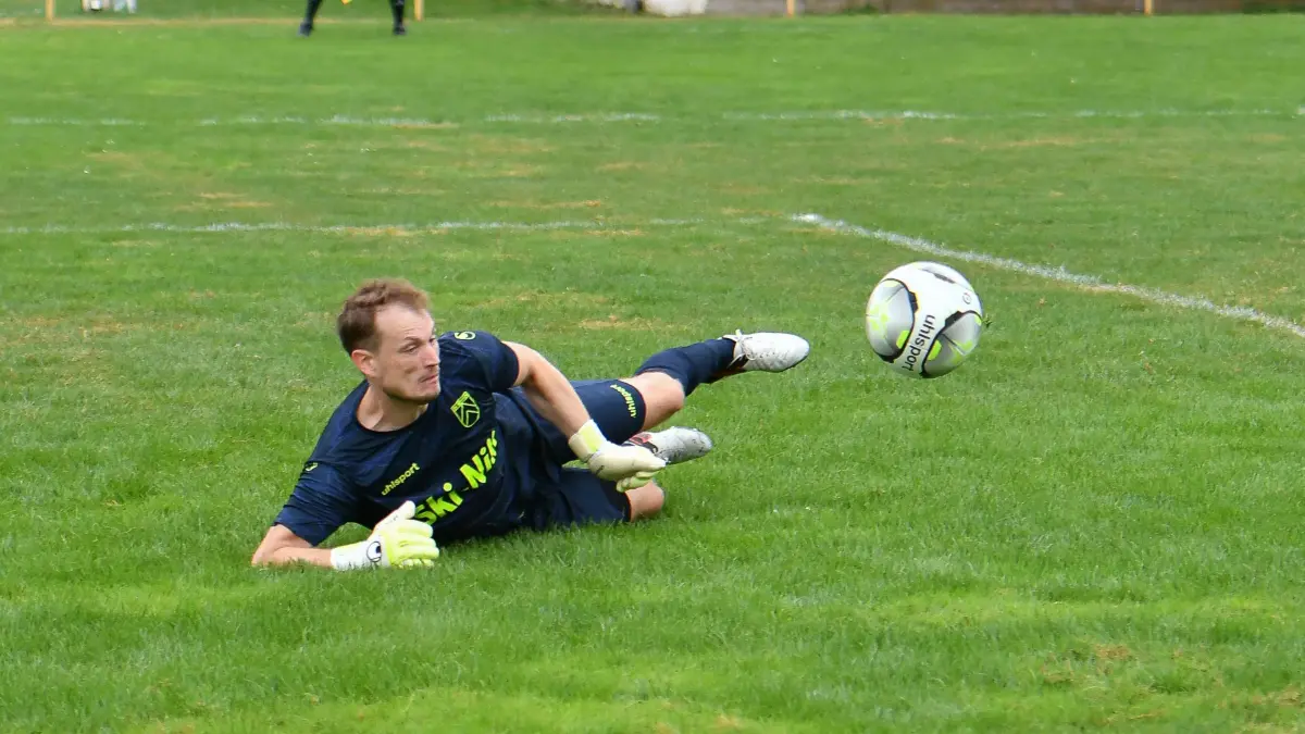 SV Nehren vs. FC Rottenburg, Fussball, Landesliga 3 Wuerttemberg, 1. Spieltag, Saison 2024/25, 18.08.2024,: Michael Geiger (SV Nehren, #23) kann den Ball nicht festhalten
SV Nehren vs. FC Rottenburg, Fussball, Landesliga 3 Wuerttemberg, 1. Spieltag, Saison 2024/25, 18.08.2024,
Foto: Eibner-Pressefoto/Ralph Kunze