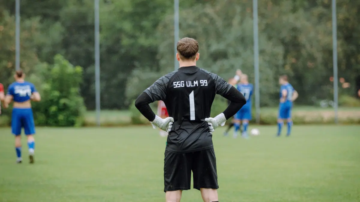 Fußball-Landesliga: Am zweiten Spieltag der Quali-Staffel Nord kam es zum Derby zwischen der SSG Ulm 99 und dem TSV Buch. Benjamin Enderle (Nr. 1; schwarz).