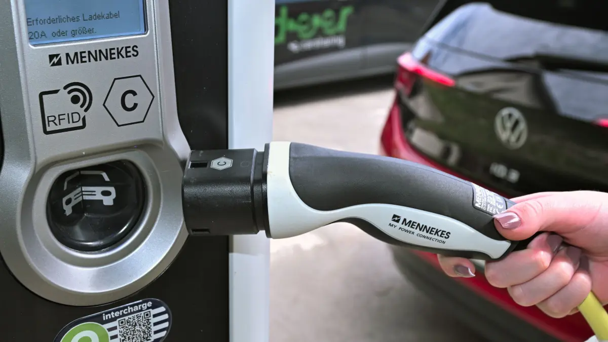 Renate Weisser von Deer und Lichtensteins Bürgermeister Peter Nußbaum hoffen darauf, dass das Carsharing gut angenommen wird. Diese Karte sorgt für den Zugang zu den Elektro-Ladesäulen.Die Mieter nehmen die Ladekabel immer mit, um an ihrem Zielort das Auto wieder an die Elektro-Tanksäulen von Deer anzuschließen.