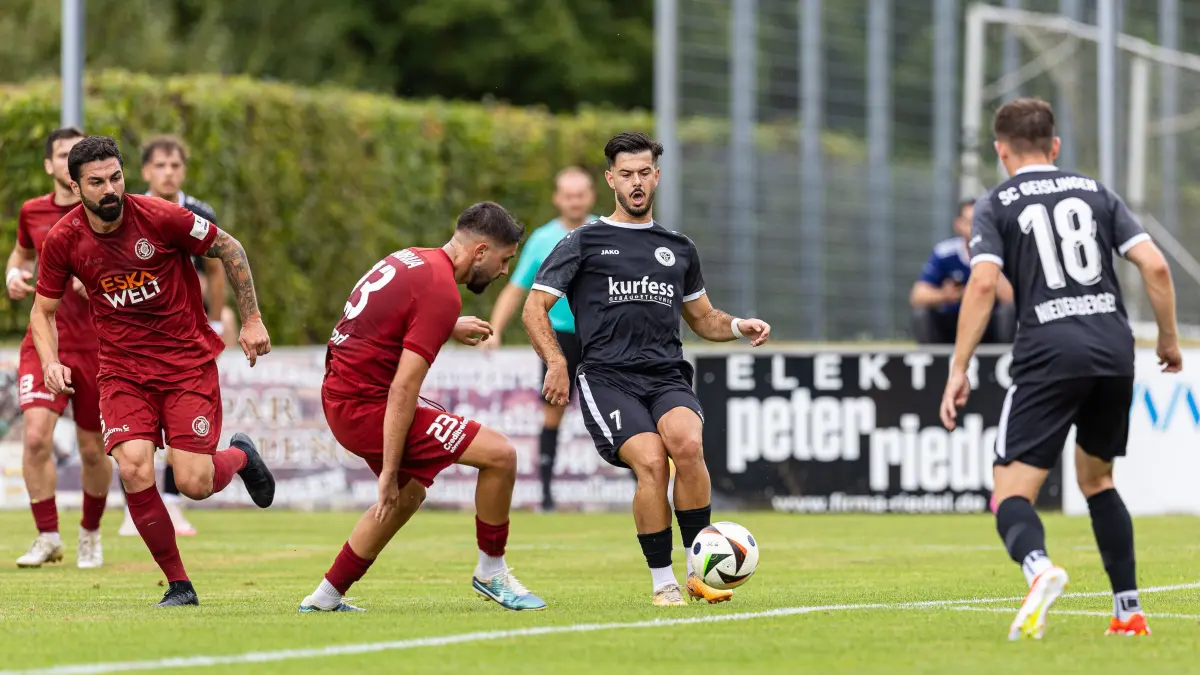 Fussball Landesliga: Fussball Landesliga; SC Geislingen - JC Donzdorf;
Tomislav Ivezic (JC Donzdorf, #15), Ivan Cabraja (JC Donzdorf, #23) und am Ball Ricardo Dias Matos (Geislingen, #7);
17.08.2024; Stadion Eybacher Tal; Geislingen.
Foto: Thomas Madel