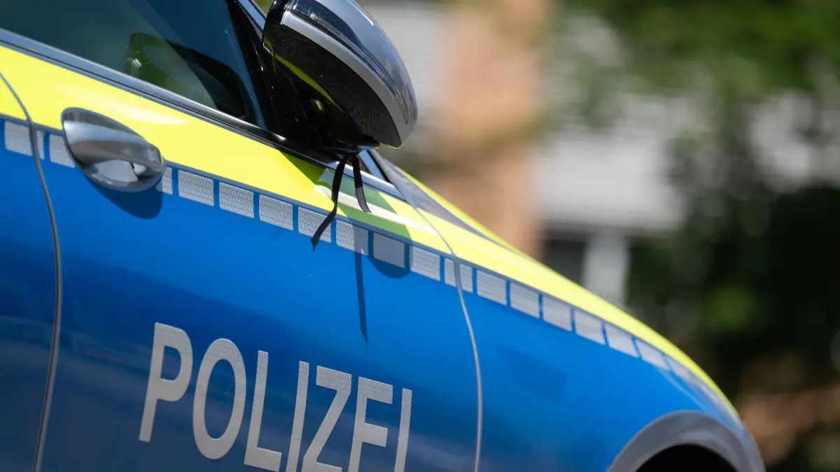 25.06.2024, Baden-Württemberg, Stuttgart: Trauerflor hängt am Spiegel eines Einsatzfahrzeuges der Polizei in der Innenstadt. Der Flor war ursprünglich von der Besatzung für den toten Polizisten des Mannheimer Messerangriffs angebracht worden und steht nun nach Auskunft der Polizistin, die das Fahrzeug führt, auch für einen tödlich verunglückten Motorradpolizisten. Der Polizist hatte am 24.06.2024 mit der Motorradstaffel der Verkehrspolizei Stuttgart den ungarischen Regierungschef V. Orban als Staatsgast eskortiert. Bei der Fahrt zum Flughafen prallte eine Frau mit ihrem Auto mit dem Motorrad des Beamten zusammen, wie Polizei und Staatsanwaltschaft berichteten. Der Polizist starb, ein Kollege wurde schwer verletzt. Foto: Marijan Murat/dpa +++ dpa-Bildfunk +++