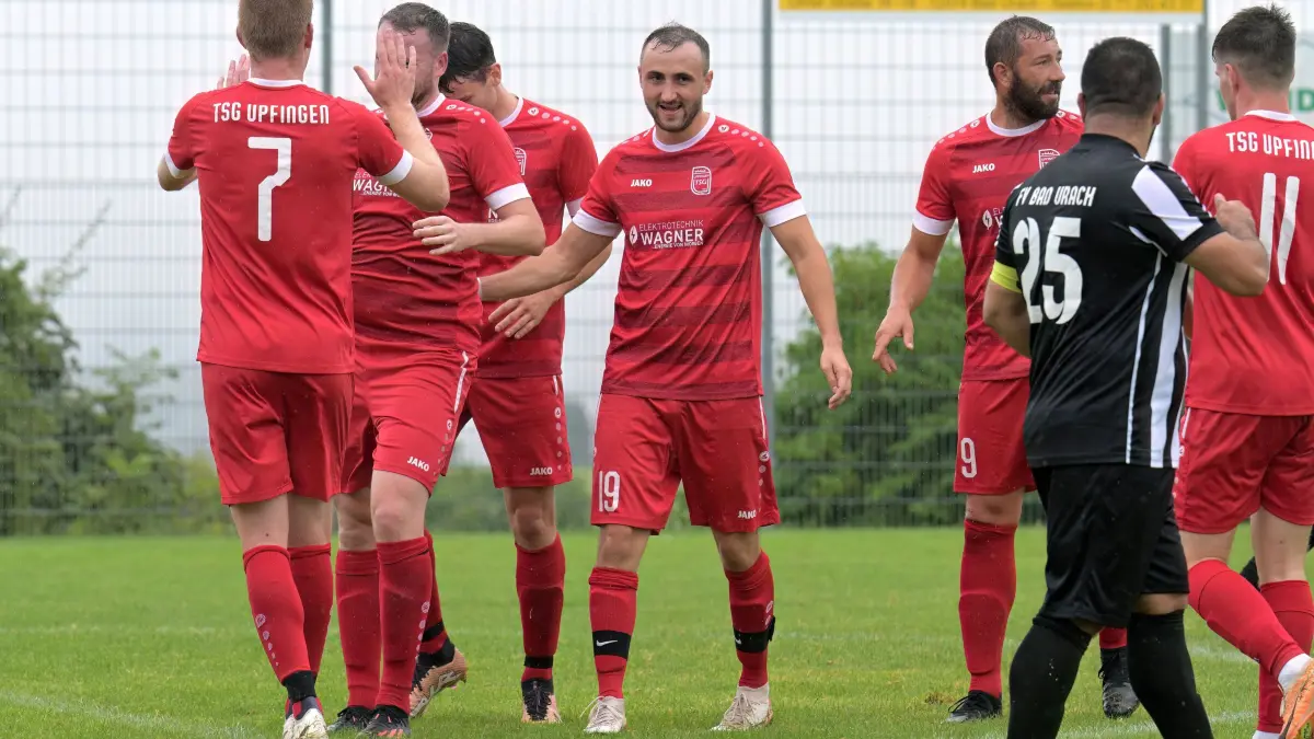 Fussball KL A1 | TSG Upfingen vs. FV Bad Urach: Fussball KL A1 | TSG Upfingen (rot) vs. FV Bad Urach (schwarz) // 2024-08-18 // Foto: Joachim Baur // Torjubel TSV Upfingen