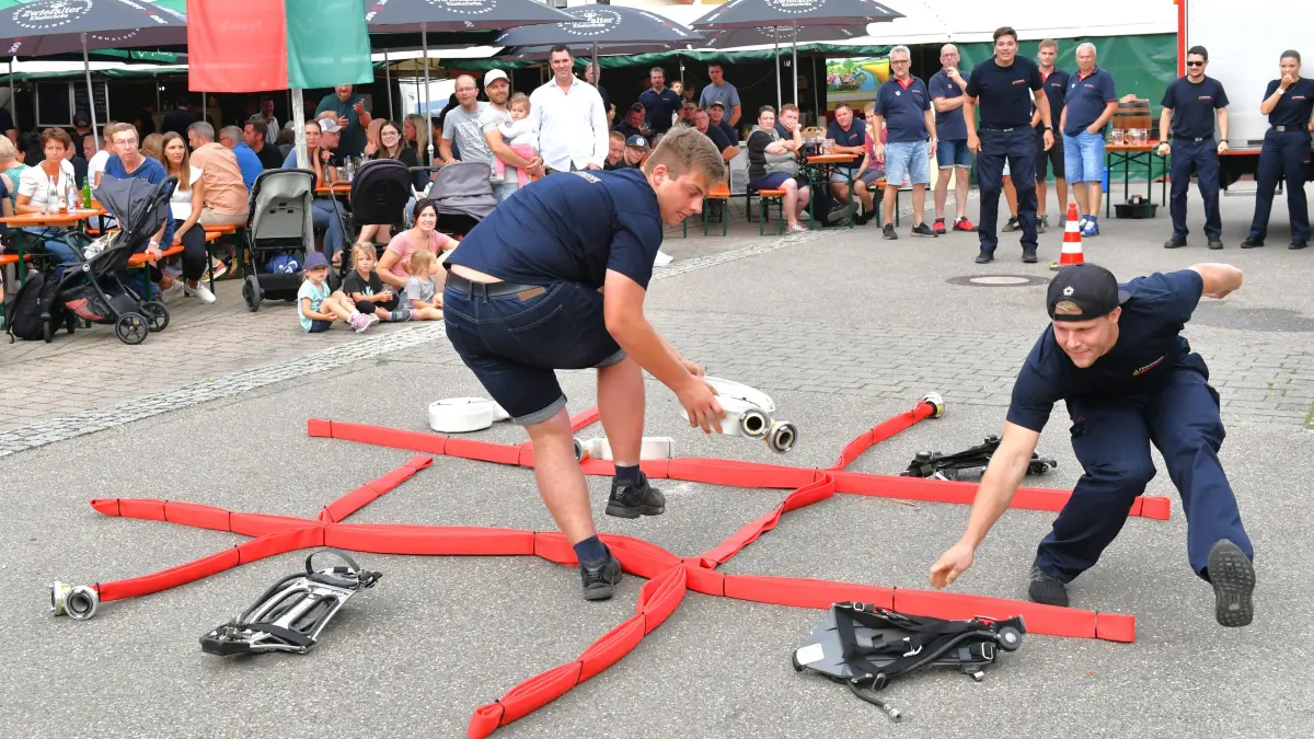 Der Gaudiwettkampf bei der Feuerwehrhockete in Obermarchtal war mit dem Spiel "Drei gewinnt" gestartet.