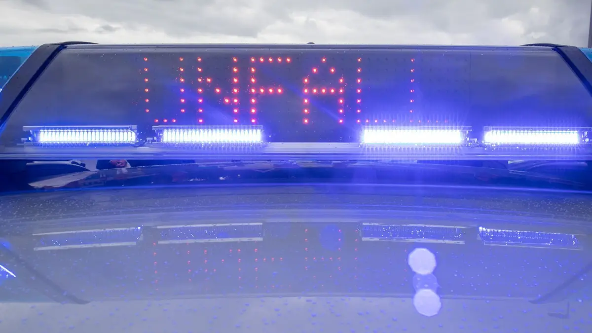 Blaulicht auf Streifenwagen: ARCHIV - 04.08.2021, Bayern, Nürnberg: SYMBOLFOTO - Ein Blaulicht auf dem Dach eines Polizeifahrzeugs mit der LED-Anzeige "Unfall". (zu dpa: «Motorradfahrer von Auto erfasst - Lebensgefahr») Foto: Daniel Karmann/dpa +++ dpa-Bildfunk +++