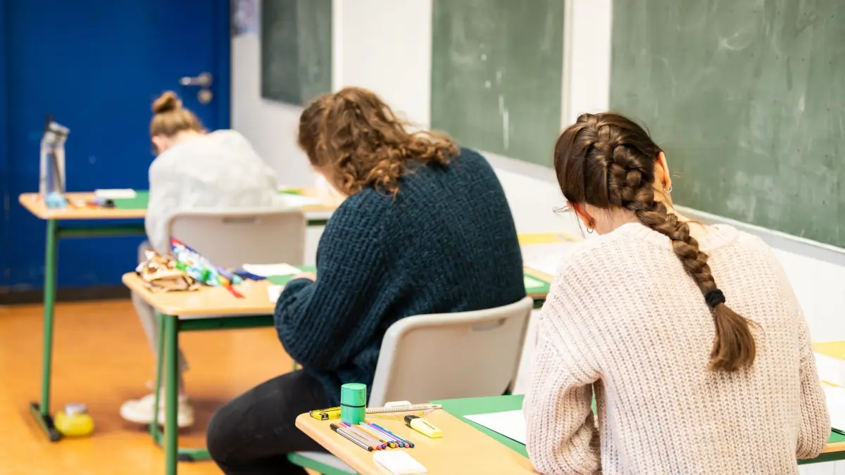 Abiturprüfungen an den allgemeinbildenden Schulen: ARCHIV - 19.04.2023, Baden-Württemberg, Rottweil: Schülerinnen und Schüler sitzen während der schriftlichen Abiturprüfung in Biologie in einem Klassenzimmer im Leibniz-Gymnasium. (zu dpa: «Beim Abi 2024 kommen die Käpsele aus Rottenburg und Ulm») Foto: Silas Stein/dpa +++ dpa-Bildfunk +++