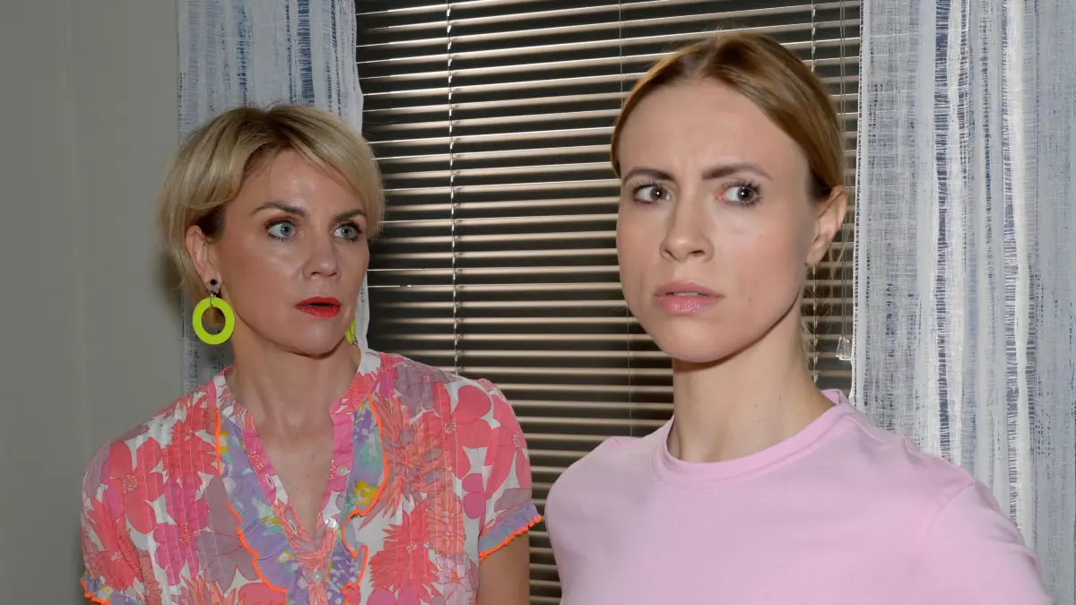 Yvonne (Gisa Zach, l.) verletzt mit ihrer knallharten Ansage das Herz von Zoe (Lara Dandelion Seibert).
