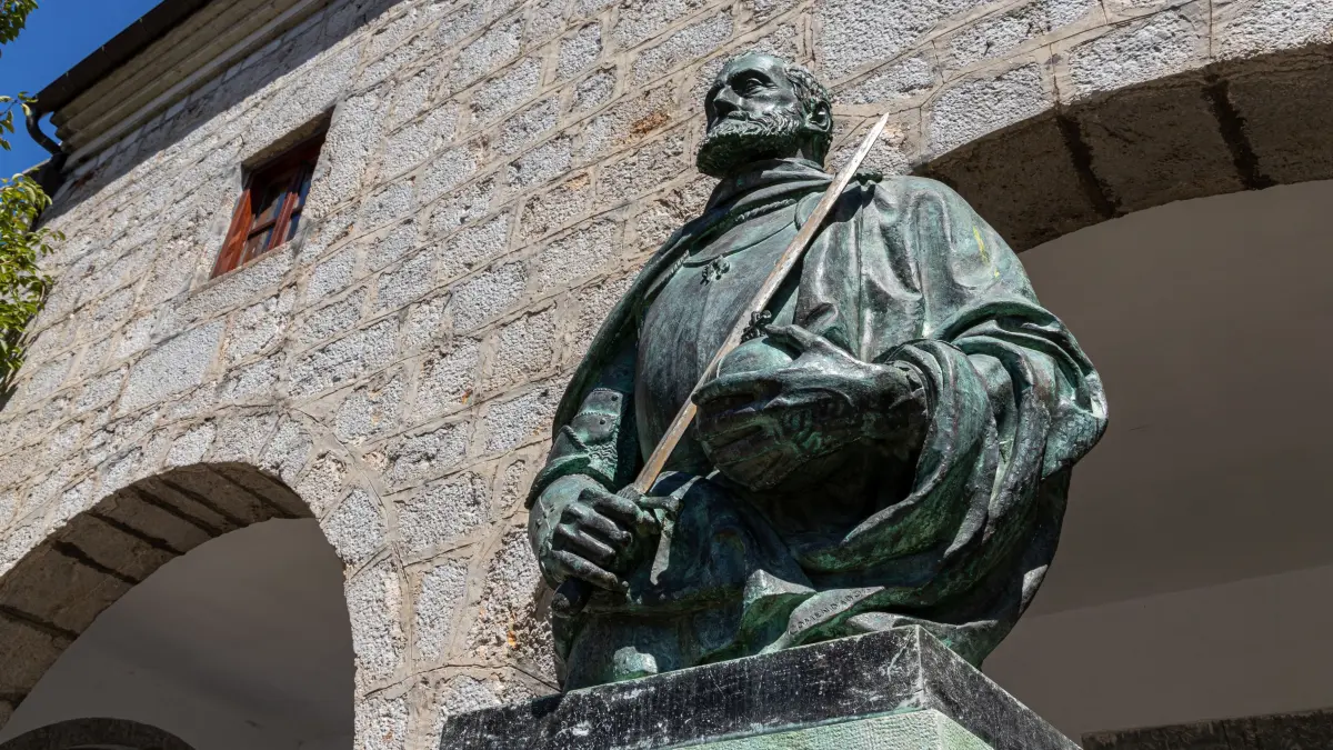 BEACHTEN: NPG-erweiterte Lizenz / Mantel, Laredo, Spanien. Denkmal für Karl V., Kaiser des Heiligen Römischen Reiches, vor dem Rathaus, Download am 19.8.24 für Feuilleton. Foto: © J. Ossorio Castillo/adobe.stock.com