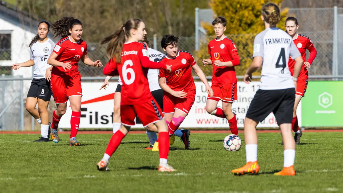 1. FC Donzdorf (rot) vs. Eintracht Frankfurt (weis), Fussball, B-Juniorinnen Bundesliga-Sued, 12. Spieltag, Saison 2023/2024, Rasenplatz, Lautertal Stadion, Suessener Straße 16, 73072 Donzdorf, 02.03.2024 - 14:00 Uhr: #,
1. FC Donzdorf (rot) vs. Eintracht Frankfurt (weis), Fussball, B-Juniorinnen Bundesliga-Sued, 12. Spieltag, Saison 2023/2024, Rasenplatz, Lautertal Stadion, Suessener Straße 16, 73072 Donzdorf, 02.03.2024 - 14:00 Uhr,
Foto: PhotoPeet-Sportfotografie/Peter Harich