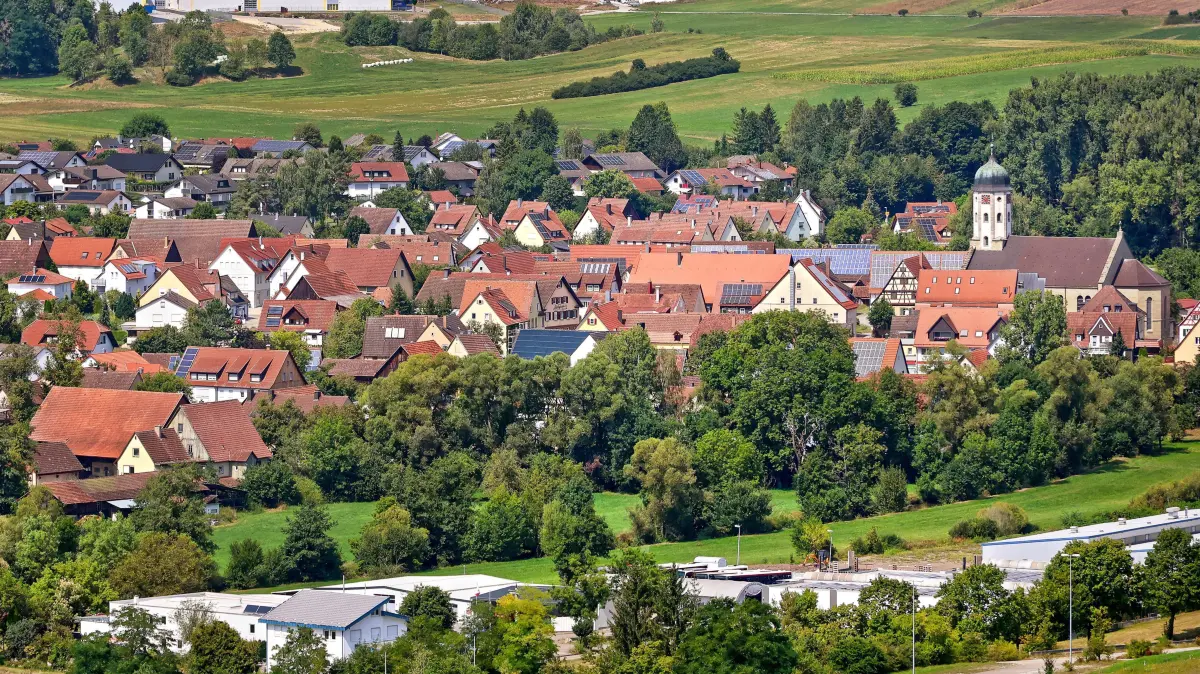 Bühlertann aus der Luft mit dem Gewerbegebiet in Obersontheim samt Kärcher und Hochregallager im Hintergrund