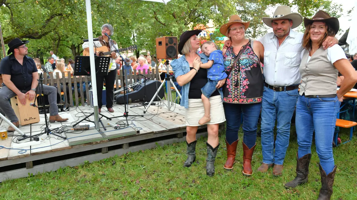 Das Hoffest in Dächingen punktete am Samstagabend mit Romatik pur und Westernflair.