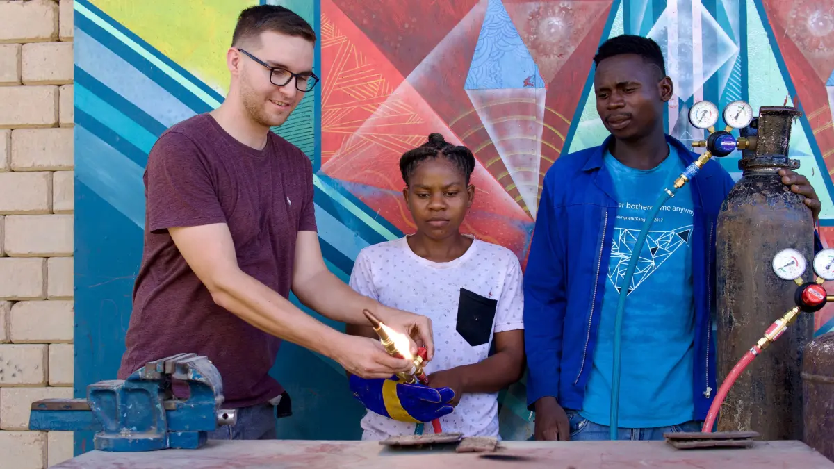 Tobias Schlegel in einer Berufsschule in Malawi.