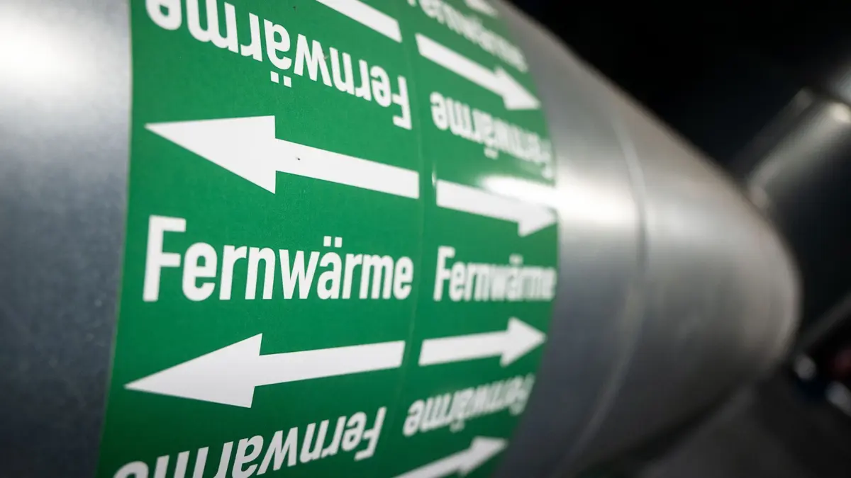 Leitungen sind in der Fernwärmeverteilerstation eines Heizkraftwerks zu sehen. ie Mehrheit der deutschen Kommunen steht bei der Planung, wie in der Zukunft klimafreundlich geheizt werden soll, noch am Anfang. (zu dpa: «Städte bei Wärmeplanung noch am Anfang - Metropolen Vorreiter») +++ dpa-Bildfunk +++