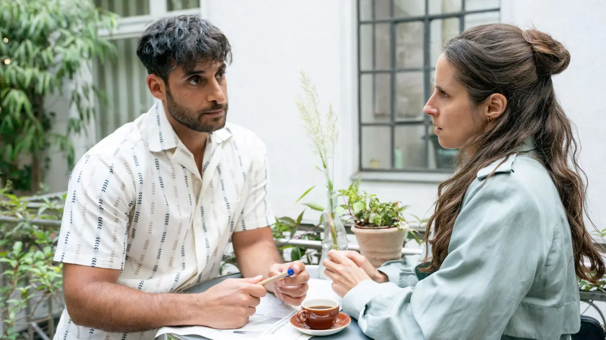 Thirza Zorniger (Amelie Kiefer) schließt sich mit Kaya (Karim Günes) zusammen, um den Fall selbst zu lösen.