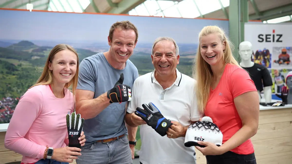 Magdalena Matschina, Felix Loch, Rainer Seiz, Dajana Eitberger in der Hanschuhfirma Seiz