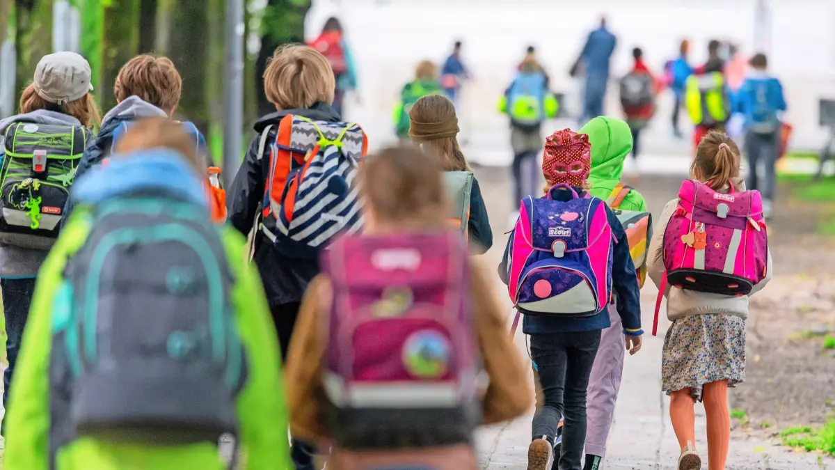 ARCHIV - 07.06.2021, Bayern, München: Schulkinder gehen am Montagmorgen nach den Pfingstferien wieder in die Schule. Bayerns Kommunen haben die verfügbaren Fördergelder des Bundes für den Ausbau der Ganztagsbetreuung für Grundschulkinder zum überwiegendenden Teil nicht abberufen. (zu lby: «Bayerns Kommunen verzichten auf Millionenförderung für Ganztagsausbau») Foto: Peter Kneffel/dpa +++ dpa-Bildfunk +++