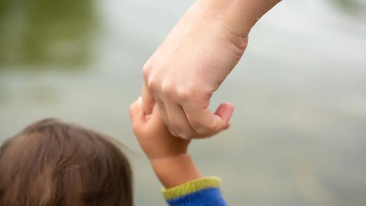 Kind und Mutter: ARCHIV - 01.07.2023, Berlin: Eine Mutter hält ihr Kind an der Hand. (zu dpa: «Mehr als 500 Kinder im vergangenen Jahr adoptiert») Foto: Fernando Gutierrez-Juarez/dpa +++ dpa-Bildfunk +++