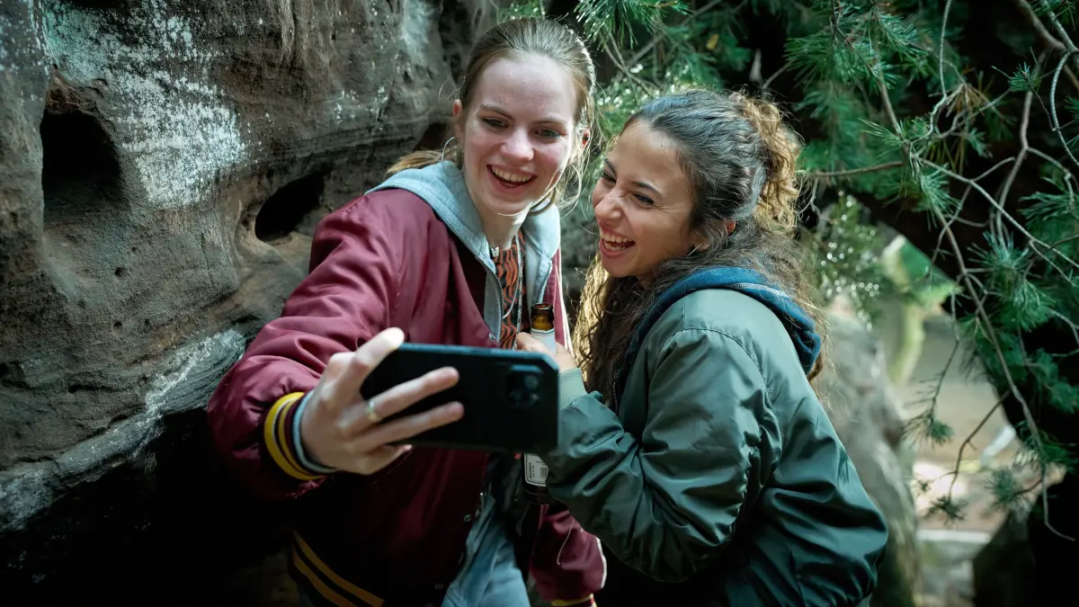 Die 14-jährige Magda (Valentina Leone, r) verschwindet spurlos. Daraufhin beginnt eine lange Suche.