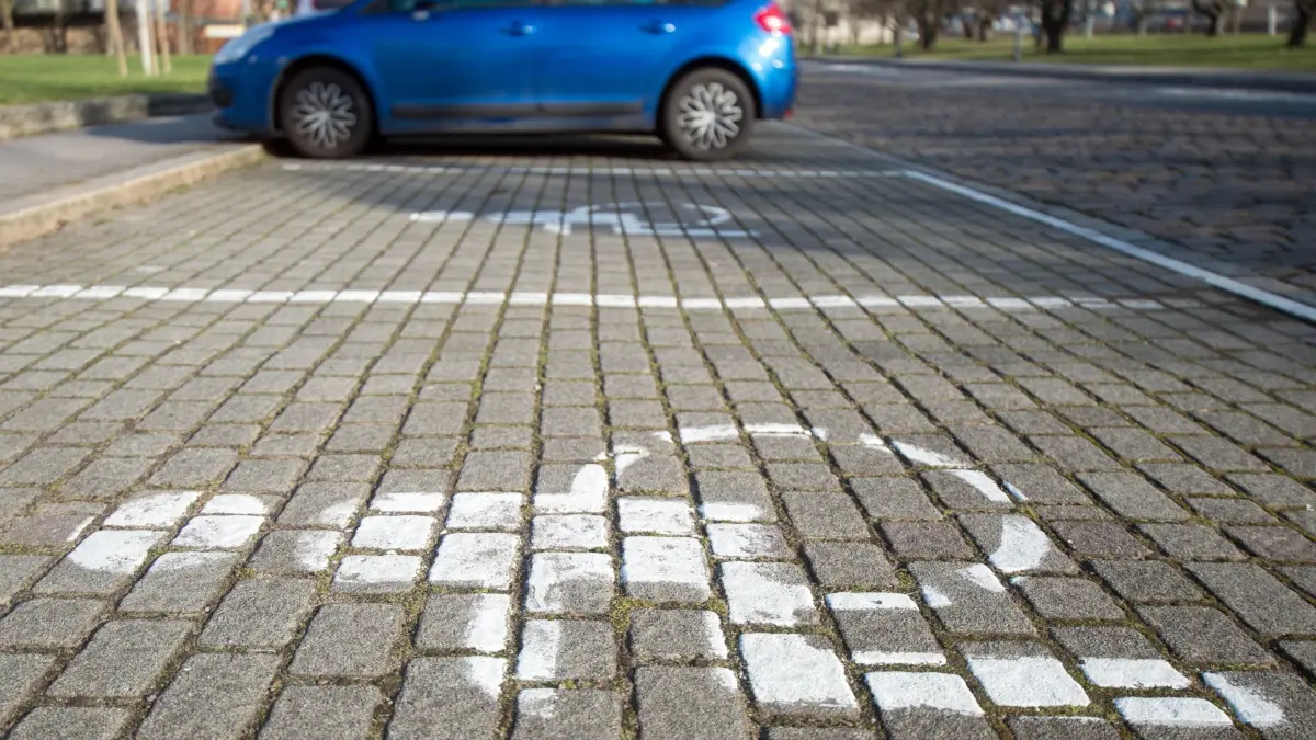 Sozialverband nimmt sich Falschparker vor: ARCHIV - 02.02.2018, Sachsen-Anhalt, Magdeburg: Ein Piktogramm weist einen Behindertenparkplatz aus. (zu dpa: «Sozialverband nimmt sich Braunschweiger Falschparker vor») Foto: Klaus-Dietmar Gabbert/dpa-Zentralbild/dpa +++ dpa-Bildfunk +++