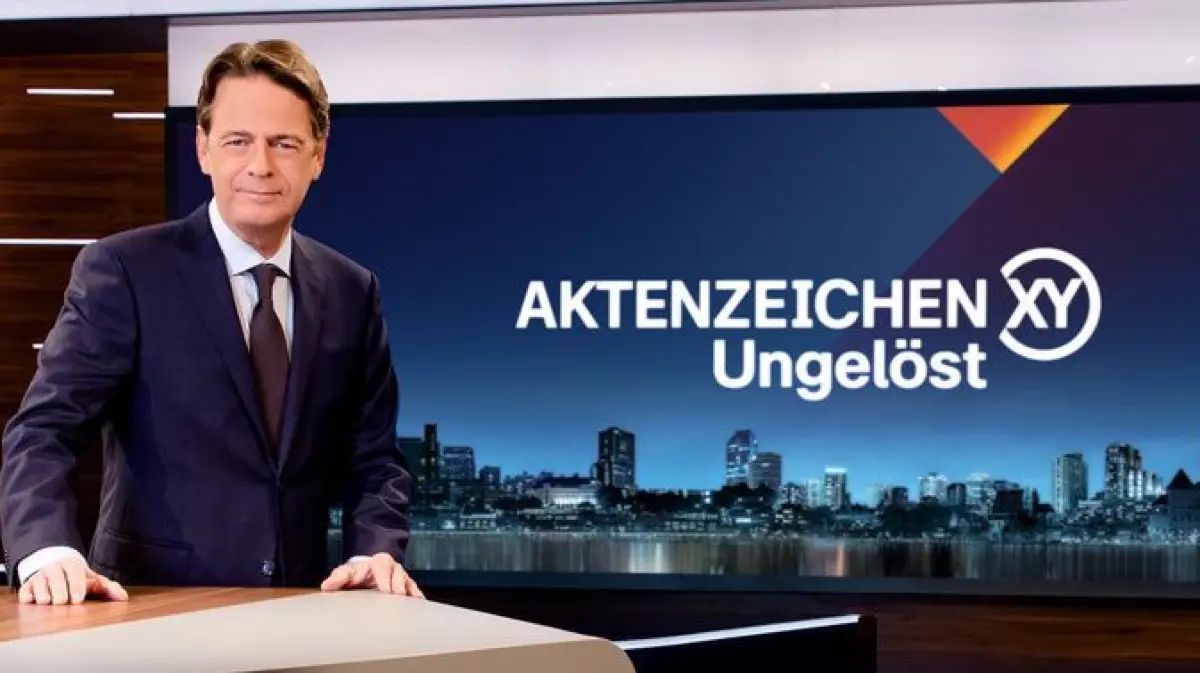 Rudi Cerne verkündet in der ZDF-Sendung "Aktenzeichen XY ... ungelöst" einen Ermittlungserfolg.