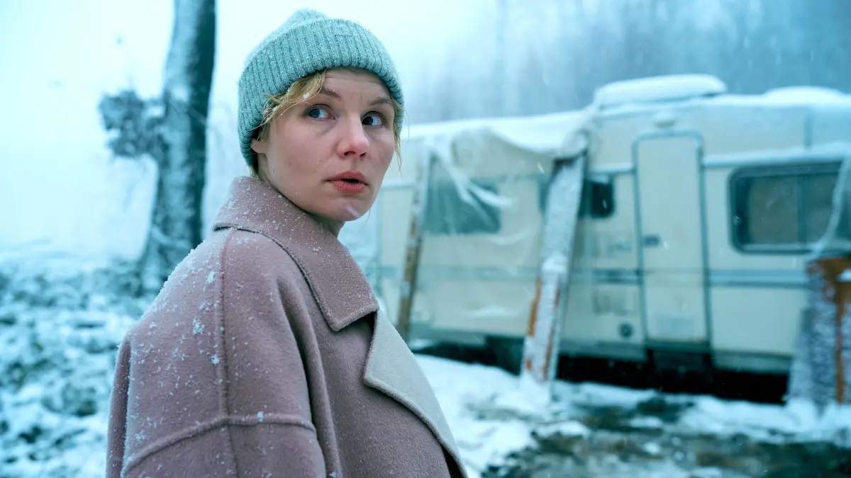 In "Wäldern - Das verschwundene Mädchen" sucht Lara (Rosalie Thomass) auf eigene Faust nach ihrer vermissten Nichte Magda.
