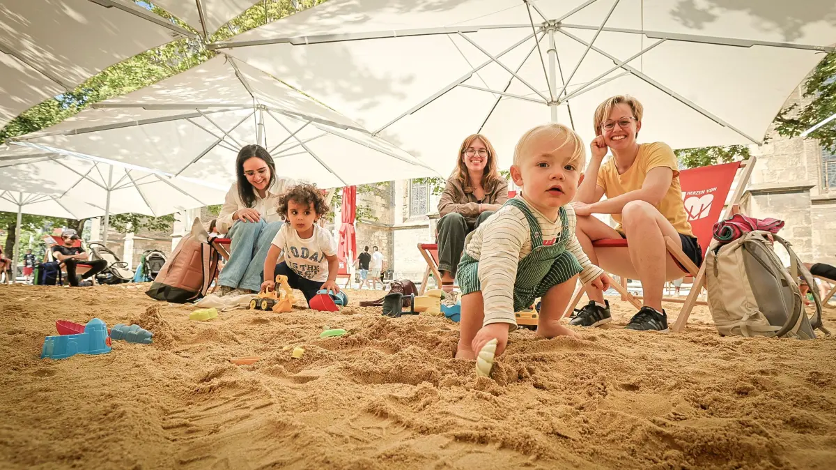 Sandkunst am Münster von 23. August bis 03. September gibt es einen 200 Quadratmeter großen Beach/Sandkasten, Sandskulpturen-Künstler, erschaffen Ulmer Skyline